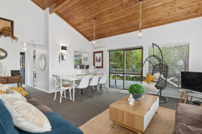 The Family Bach - Cable Bay Holiday Home